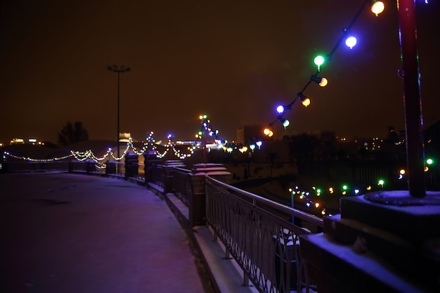 Feestelijk verlichte stadsstraat op kerstavond. vakantie concept