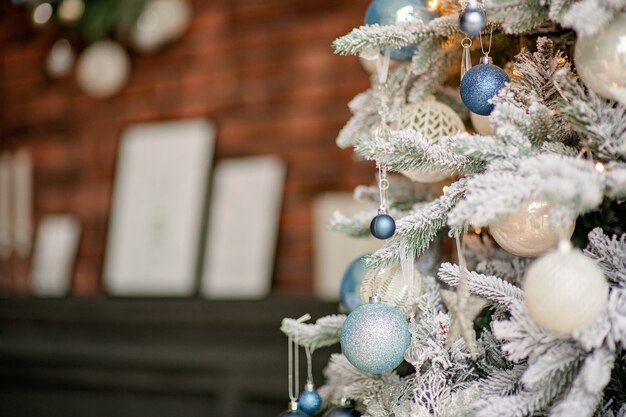 Feestelijk versierde kerstboom