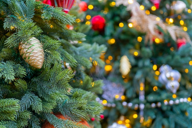 Feestelijk versierde mooie takken van een kerstboom.