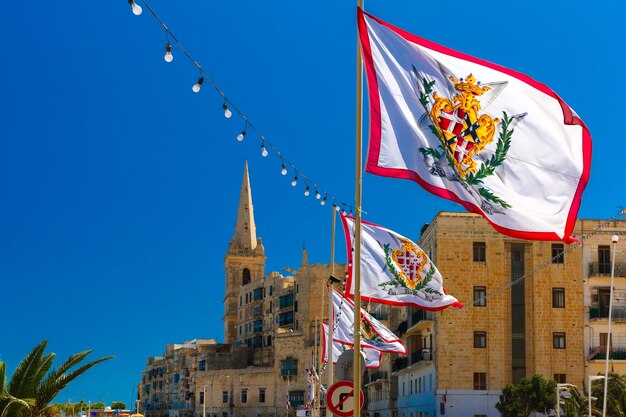 Feestelijk versierde straat met vlaggen van alle Grootmeesters van de Soevereine Militaire Orde van Malta in de oude stad Valletta, Malta