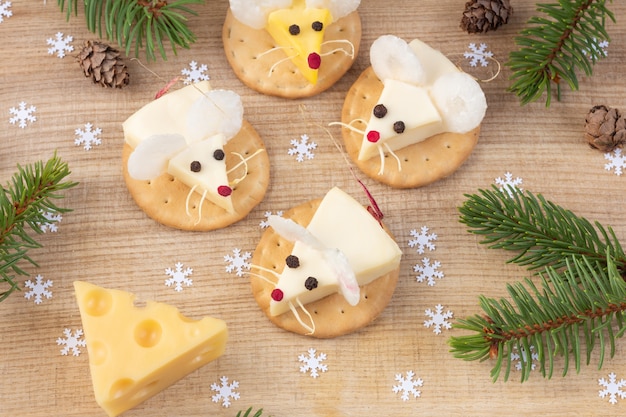Feestelijk voedsel voor het nieuwe jaar - jaar van de witte muis (rat). Muizenvormig kaasvoorgerecht. Kerststemming.