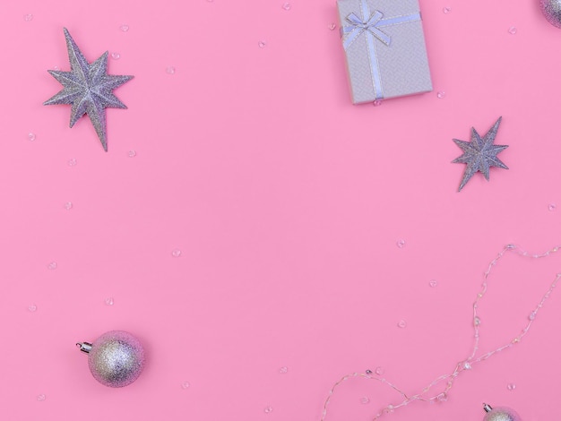 feestelijke achtergrond een klein geschenkdoosje met een boog zilveren ballen voor de kerstboomslingerkristallen