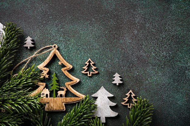 Feestelijke achtergrond met houten kerstboom en decoratie. kopieer ruimte, wintervakantie wenskaart, plat lag, bovenaanzicht.