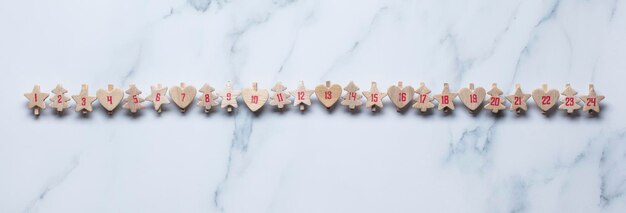 Feestelijke adventskalender gemaakt van houten vormen