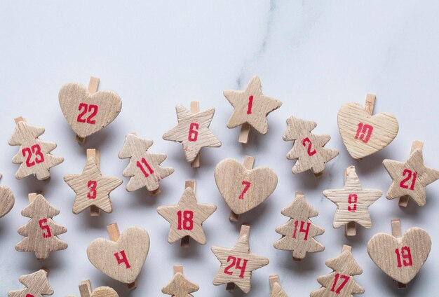 Feestelijke adventskalender gemaakt van houten vormen