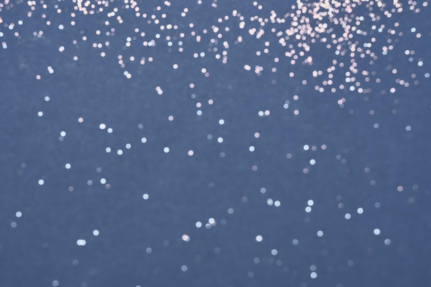 Feestelijke blauwe achtergrond van zilveren glitterlichten. Winter wazig abstractie