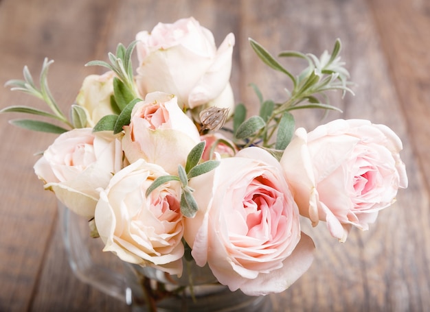 Feestelijke bloem Engelse roos samenstelling op de witte achtergrond. Bovenaanzicht, plat gelegd. Ruimte kopiëren. Verjaardag, Moederdag, Valentijnsdag, Dames, Trouwdag concept.