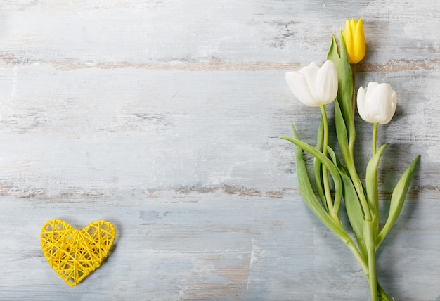 Feestelijke bloem pastel witte en gele tulpen samenstelling op de witte achtergrond Overhead bovenaanzicht plat lag kopie ruimte verjaardag moeders Valentines Womens bruiloft dag concept