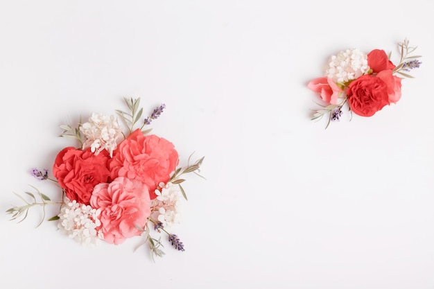 Feestelijke bloemsamenstelling op het witte houten bovenaanzicht als achtergrond