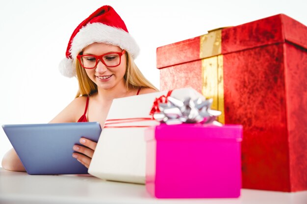 Feestelijke blonde online winkelen met tablet pc