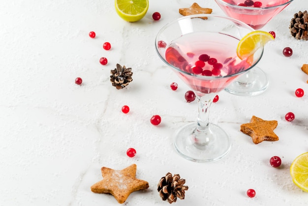 Feestelijke cranberry martini met limoen