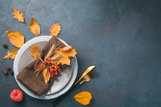 Feestelijke culinaire achtergrondborden servet herfstbladeren op een grijsblauwe achtergrond