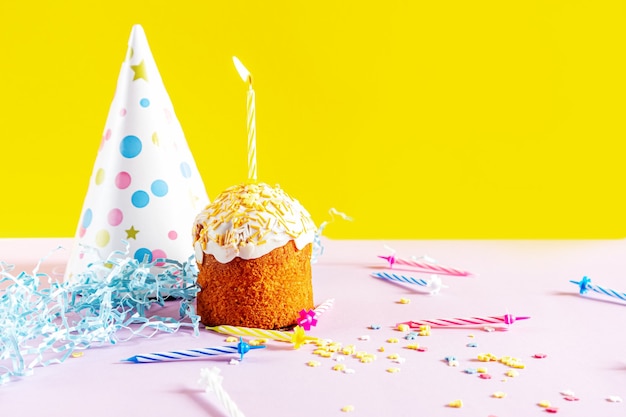 Feestelijke cupcake met kaarsen. Decoraties voor een verjaardag of feestdag.