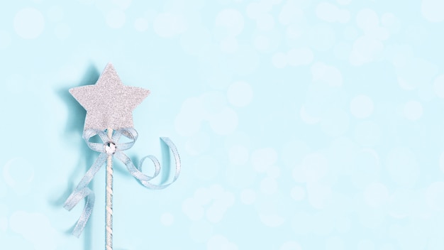 Foto feestelijke decoratie, toverstaf, heldere zilveren ster met glans