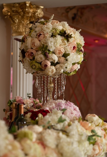 Feestelijke decoratie van het banket met bloemen boeketten rozen in delicate kleuren