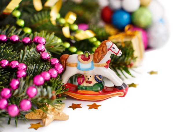 Feestelijke decoraties met hobbelpaard, kerstballen en zuurstok op hout
