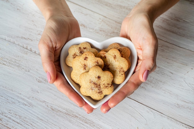 Feestelijke gemberkoekjes met kaneel in de vorm van hartjes.