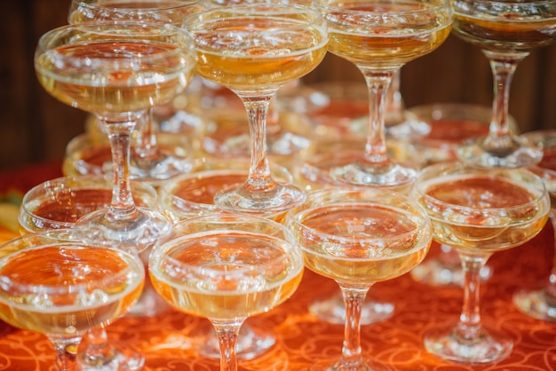 Foto feestelijke glazen op de feestelijke tafel tijdens het banket. alcoholische drank.