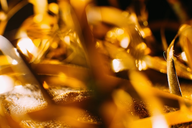 Feestelijke gouden lintachtergrond. Nieuwjaar en kerstvakantie viering. Vreugde en geluk concept