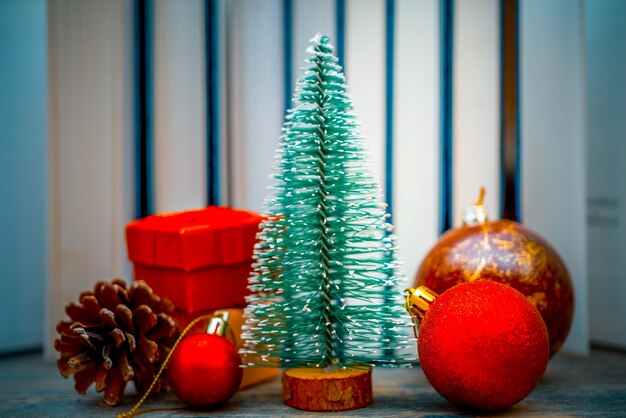 Feestelijke groene kerstboom. Achtergrond voor een wenskaart.