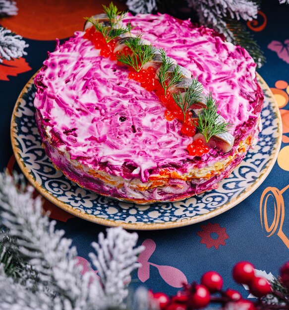 Feestelijke haring onder een bont jas salade met levendige topping