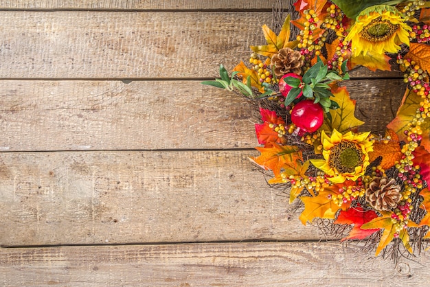 Foto feestelijke herfstachtergrond, stillevendecor met pompoenen, bessen, bladeren op houten ondergrond. concept achtergrond voor thanksgiving of halloween vakantie, kopieer ruimte, flatlay