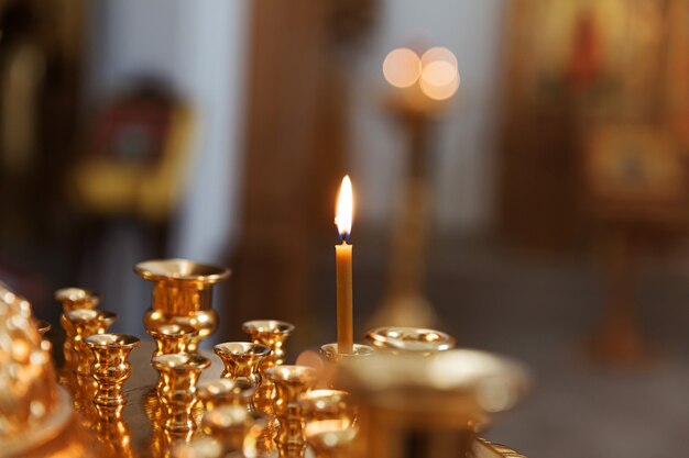 Feestelijke interieurdecoratie met brandende kaarsen en pictogram in traditionele orthodoxe kerk