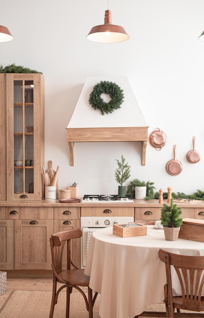 Feestelijke kerst moderne keuken met grote boom