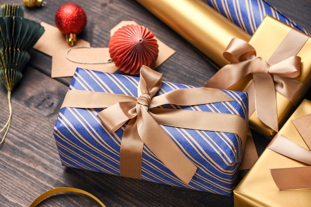 Foto feestelijke kerst nieuwjaar achtergrond kleurrijke en gouden geschenkdozen en decoraties voor de feestdagen