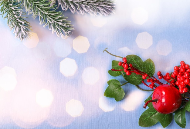 Feestelijke kerst ornamenten en decoraties op blauw papier achtergrond
