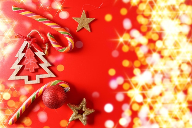 Feestelijke kerst ornamenten en decoraties op rode achtergrond