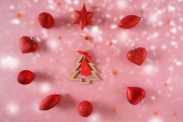 Feestelijke kerst ornamenten en decoraties op roze achtergrond