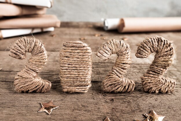 Feestelijke kerstachtergrond met nummers 2022 op een houten tafel en geschenken