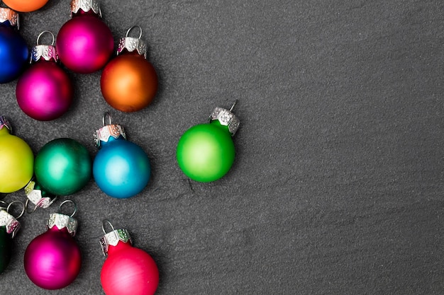 Feestelijke kerstballen op een leisteenachtergrond