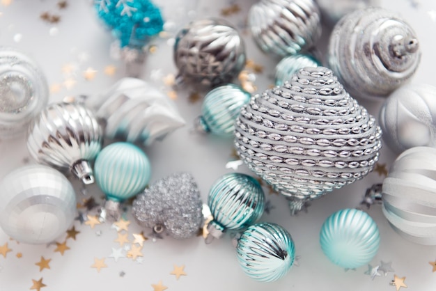 Feestelijke kerstballen samenstelling zilver en blauwe kleur