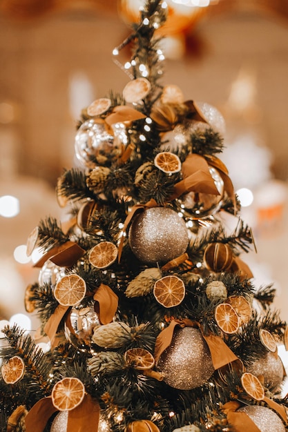 feestelijke kerstboom versierd met gedroogde sinaasappels dennenkegels en mandarijnen