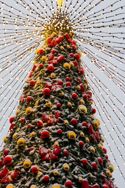 Foto feestelijke kerstboom versierd met heldere speelgoed nieuwjaarsvakantie