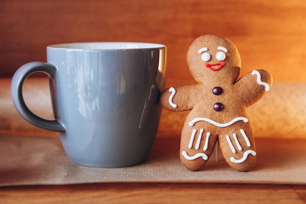 Feestelijke kerstcompositie van peperkoekkoekjes in de vorm van een man Achtergrond voor je wenskaarten