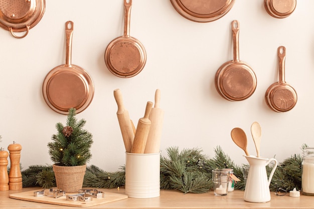 Feestelijke kerstkeukentafel met bakgereedschap