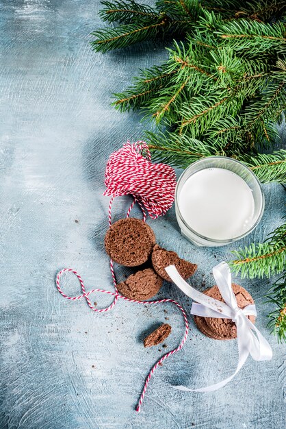 Feestelijke kerstmelk en koekjes