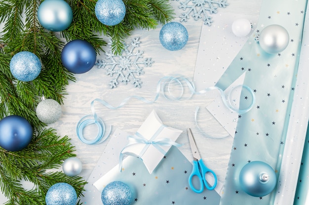 Feestelijke Kerstmisachtergrond met blauwe en zilveren Kerstmisdecoratie en giften