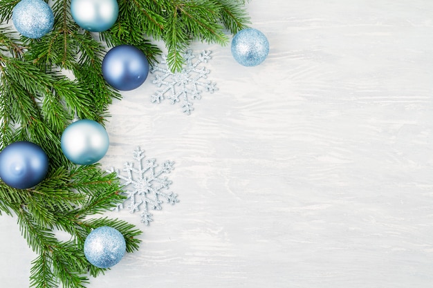 Feestelijke Kerstmisachtergrond met blauwe en zilveren Kerstmisdecoratie en Kerstmisboom