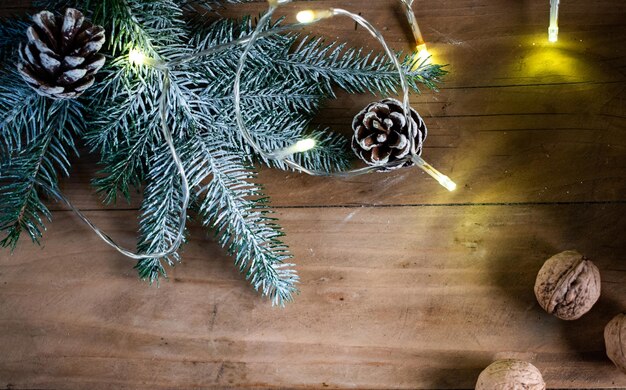 Feestelijke kerstnoten die uit een jutezak tuimelen