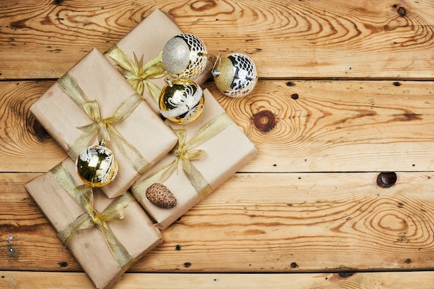 Feestelijke kerstversiering en geschenkdozen op houten achtergrond. Kerstmis vieren