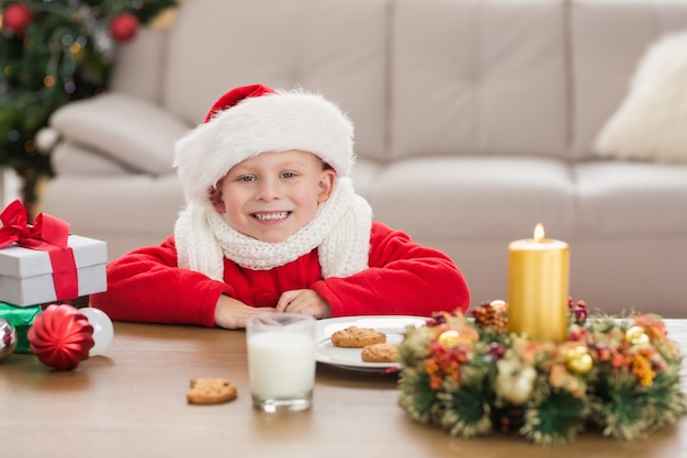 Feestelijke kleine jongen lachend op camera