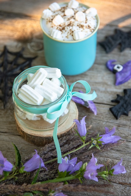 Feestelijke koffie met schuim en marshmallows bestrooid met geraspte chocolade voor halloween
