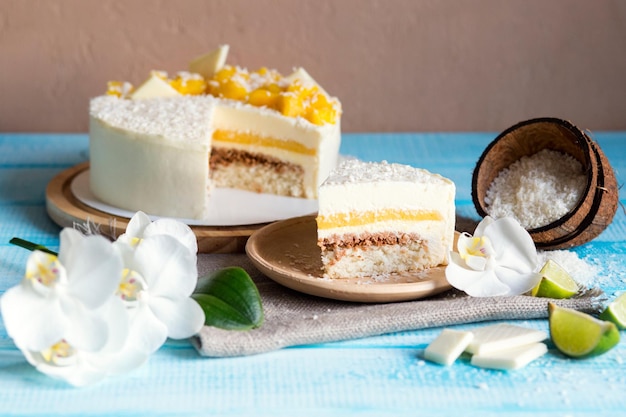 Feestelijke kokoscake Witte cake met mango voor een feestje Heerlijk tropisch dessert Orchideeën