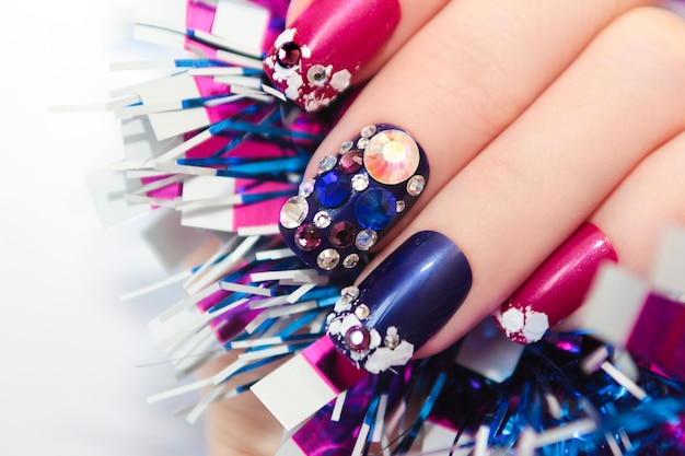 Feestelijke manicure met strass-steentjes