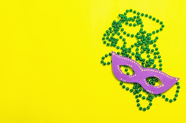 Feestelijke Mardi Gras maskerade gele achtergrond Fat Tuesday carnaval maskers kralen traditioneel decor