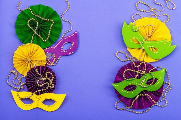 Feestelijke Mardi Gras maskerade violette achtergrond Vette dinsdag carnaval maskers kralen traditioneel decor